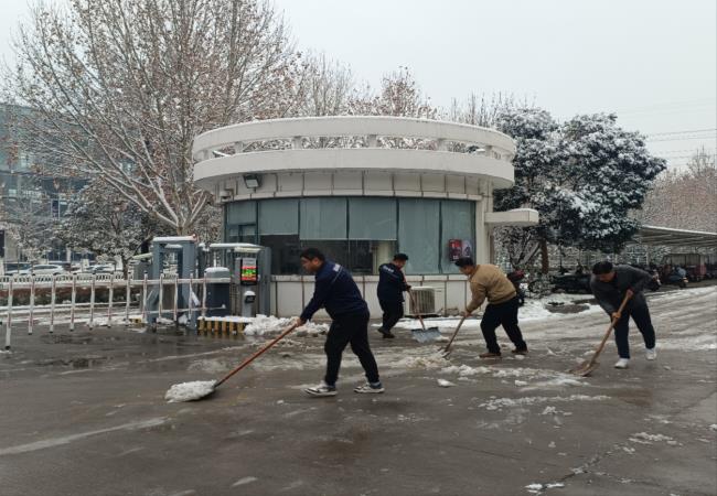 掃雪除冰我先行，冰雪更映黨旗紅